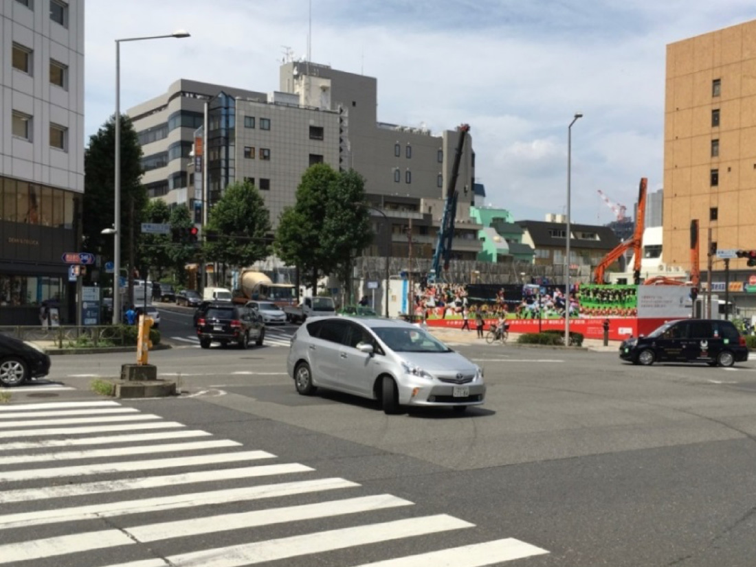 「南青山三丁目」交差点。正面が「(仮称)北青山二丁目計画」の現場 2018.8.30撮影