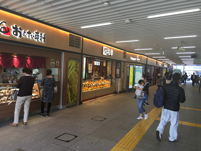 平井駅 改札外コンコースの様子。2018.10.22撮影