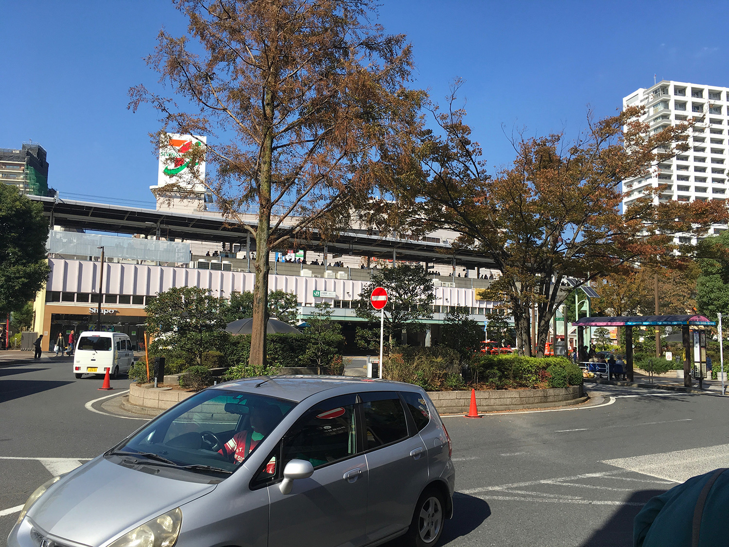 JR小岩駅 南口ロータリーの様子。バス通りでもある。2018.10.22撮影