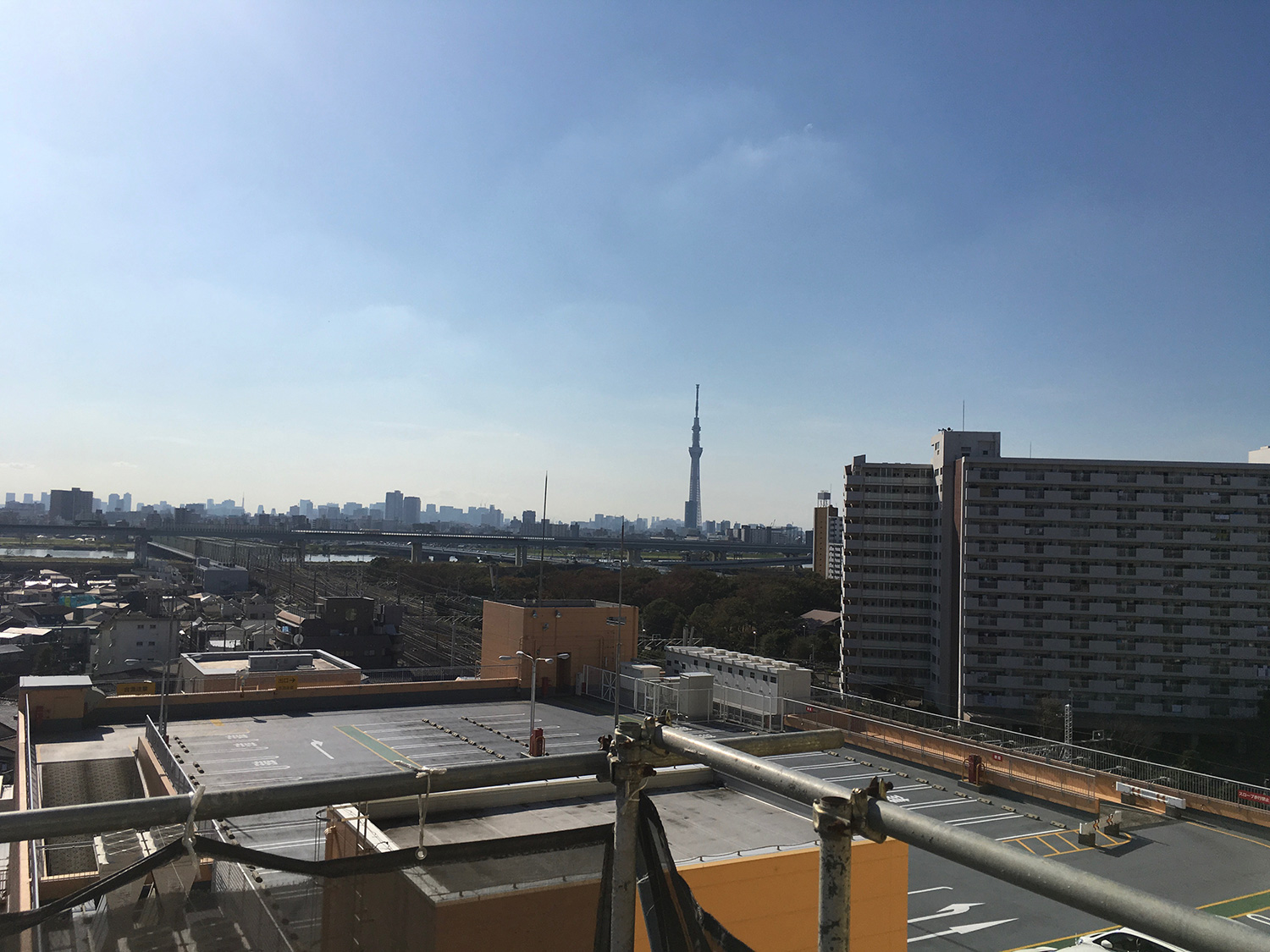 本物件の屋上から西側を望む。東京スカイツリーが見える。　2018.10.22撮影