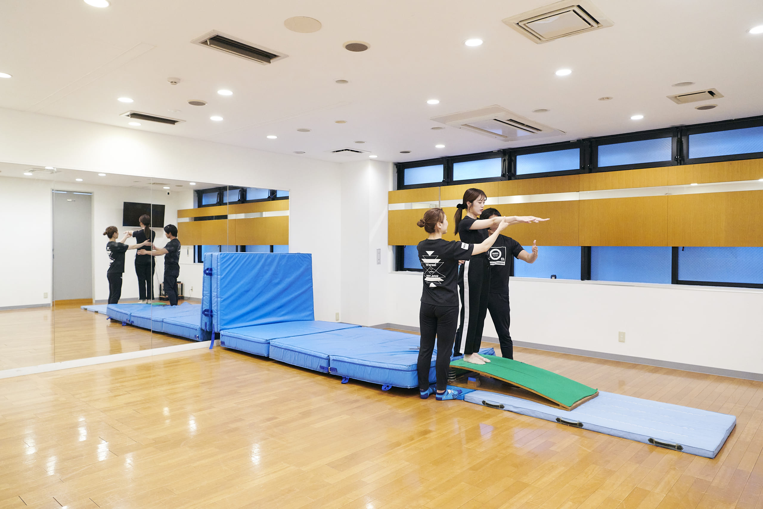 バク転指導:安全を考えた適切な指導を行っている。